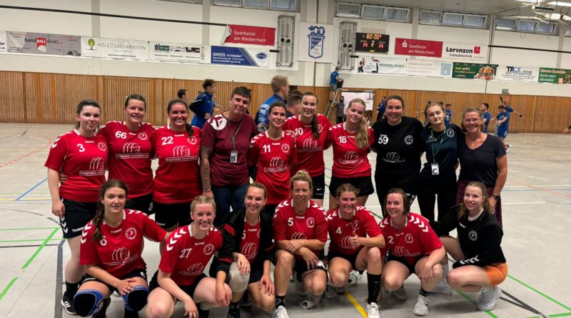 Das Bild zeigt die Damen-Handballmannschaft des TuS Xanten zum Saisonauftakt der Siason 2024/2025. Es ist ein Gruppenfoto, bei dem 16 Handballerinnen in zwei Reihen aufgestellt sind. Die untere Reihe hockt, die hintere steht.