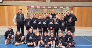 Neuer Look für unsere Nachwuchs-Handballerinnen: Overhage Immobilien stattet weibliche E-Jugend aus